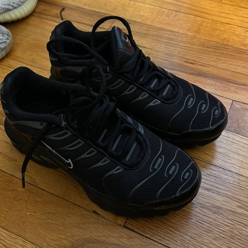 Boys big kids Nike Air max size 4.5